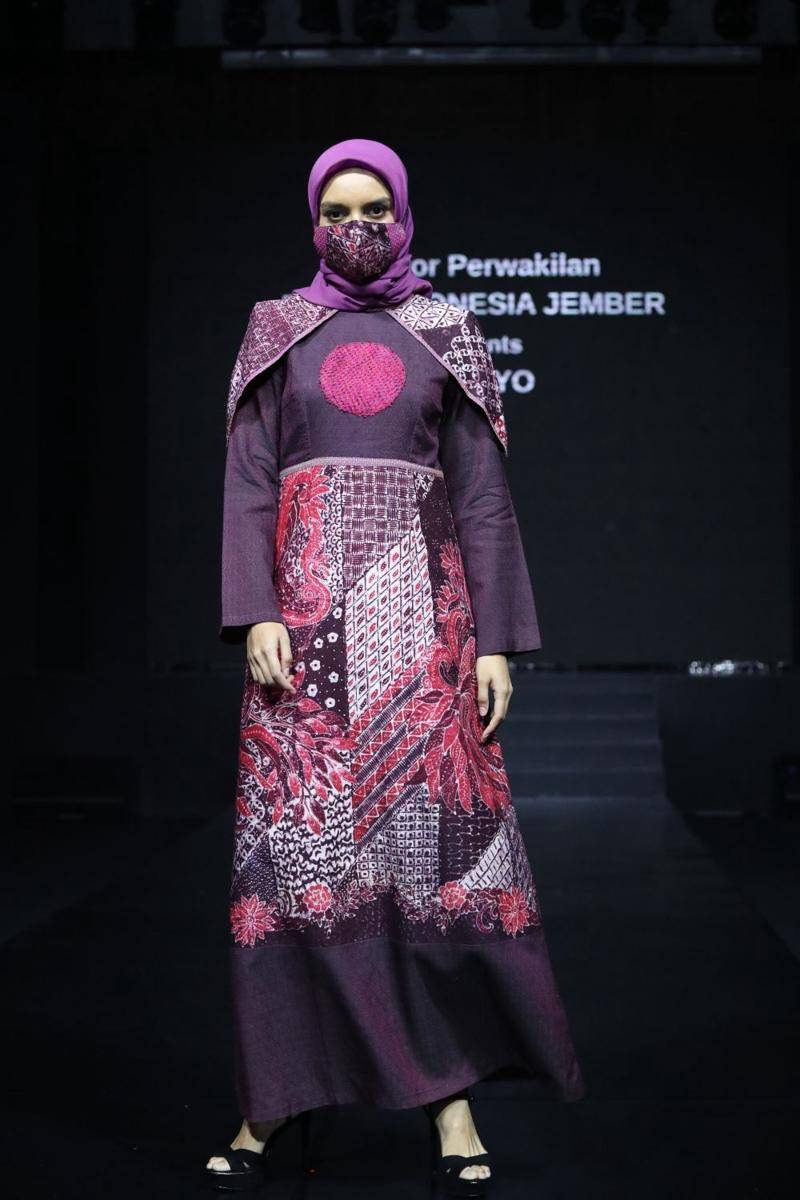 Inspirasi gaya modern dari paduan kain tradisional dalam acara Jakarta Fashion Trend 2022. 9 Februari 2022. (dok. Jakarta Fashion Trend 2022)