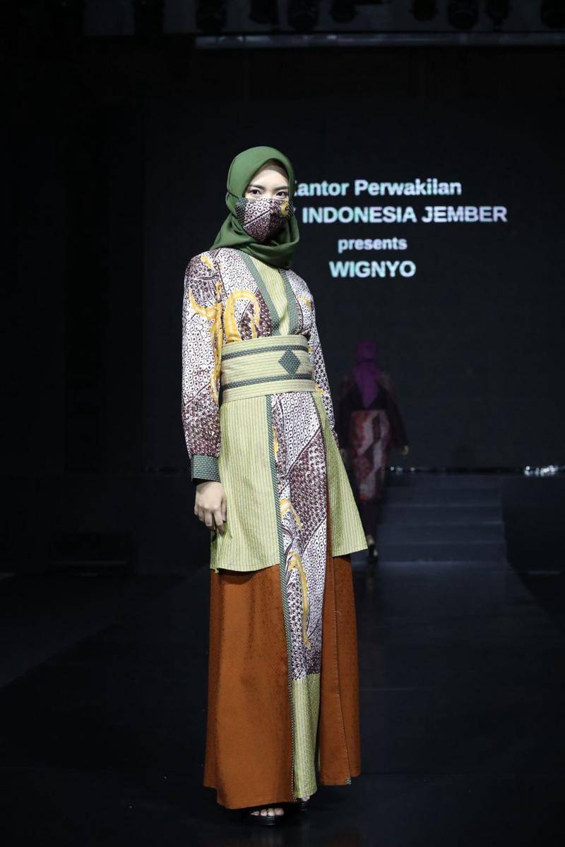 Inspirasi gaya modern dari paduan kain tradisional dalam acara Jakarta Fashion Trend 2022. 9 Februari 2022. (dok. Jakarta Fashion Trend 2022)