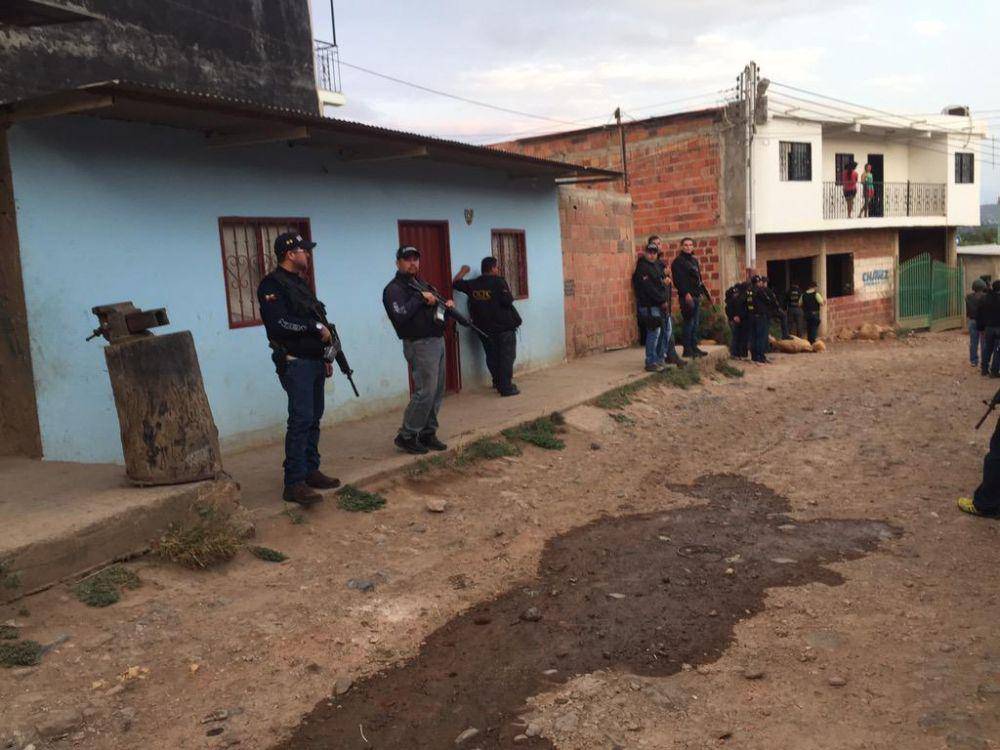 Militer Venezuela yang melancarkan serangan di area Cota 905, Caracas, Venezuela. (twitter.com/Rogertradicion)