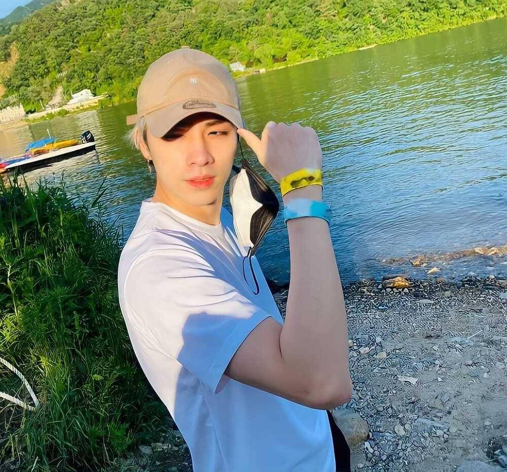Xiaojun WayV (instagram.com/djxiao_888)