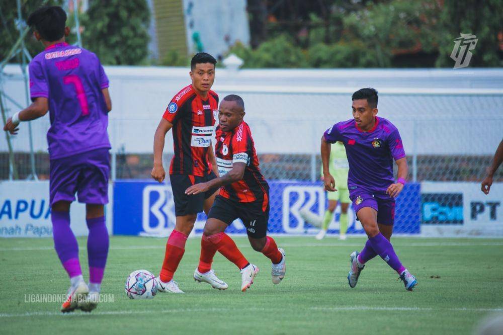 Pemain Persik Kediri saat melawan Persipura FC. Ligaindonesiabaru.com