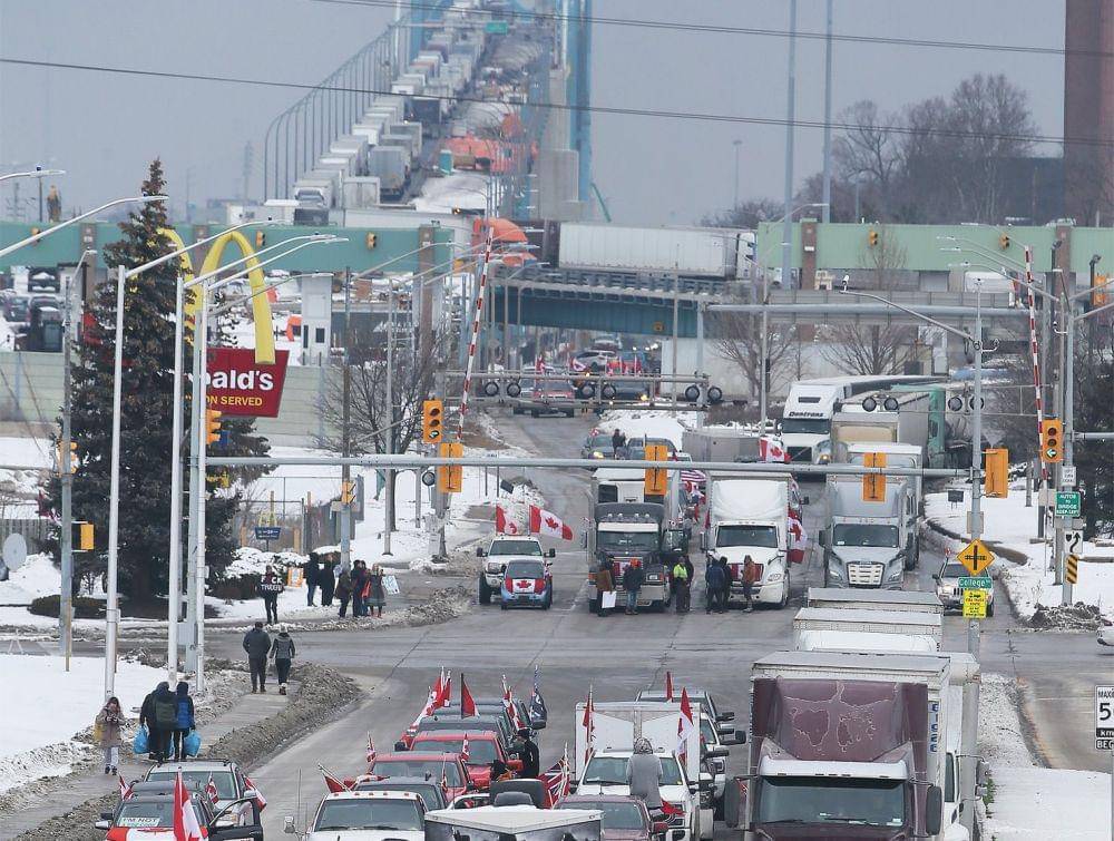 Pemblokiran akses menuju ke Jembatan Ambassador di Windsor, Kanada pada Rabu (9/2/2022). (twitter.com/WindsorEssexPPC)