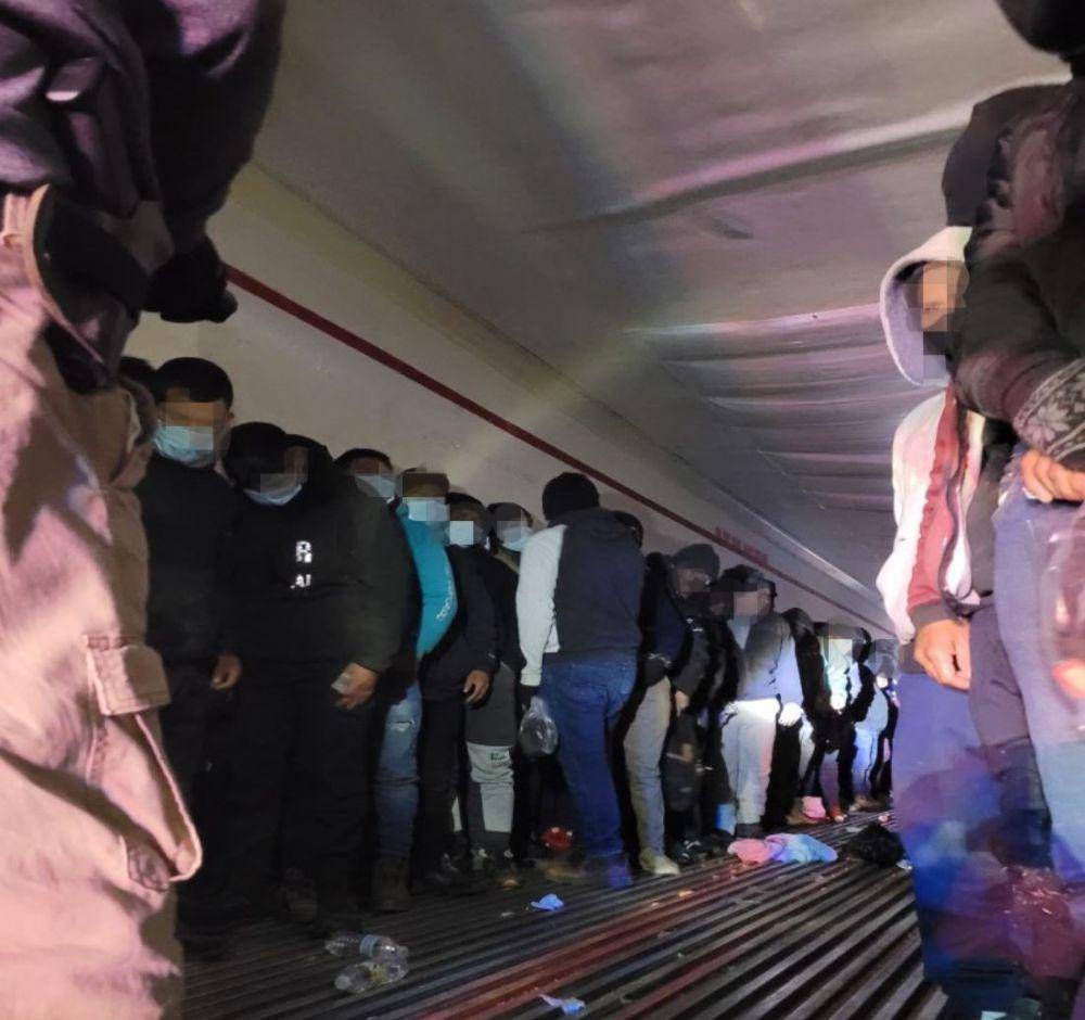 Imigran di El Paso, Texas yang ditemukan dalam kontainer. (twitter.com/BillFOXLA)