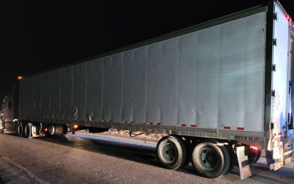 Truk kontainer yang mengangkut imigran di El Paso, Texas pada Senin (7/2/2022). (twitter.com/BillFOXLA)