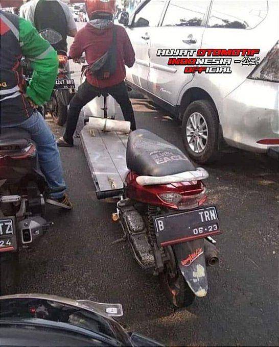 kelakuan pengendara motor Indonesia yang kocak abis (twitter.com/AleixEspargaro)