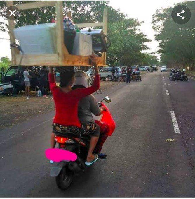 kelakuan pengendara motor Indonesia yang kocak abis (twitter.com/ElisabethPrisk5)