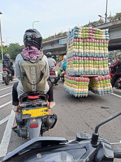 kelakuan pengendara motor Indonesia yang kocak abis (twitter.com/05Kaneda)