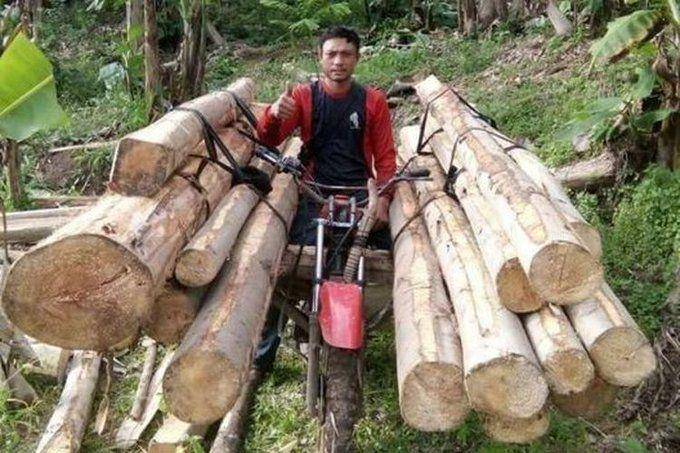 kelakuan pengendara motor Indonesia yang kocak abis (twitter.com/sapthadiena10)