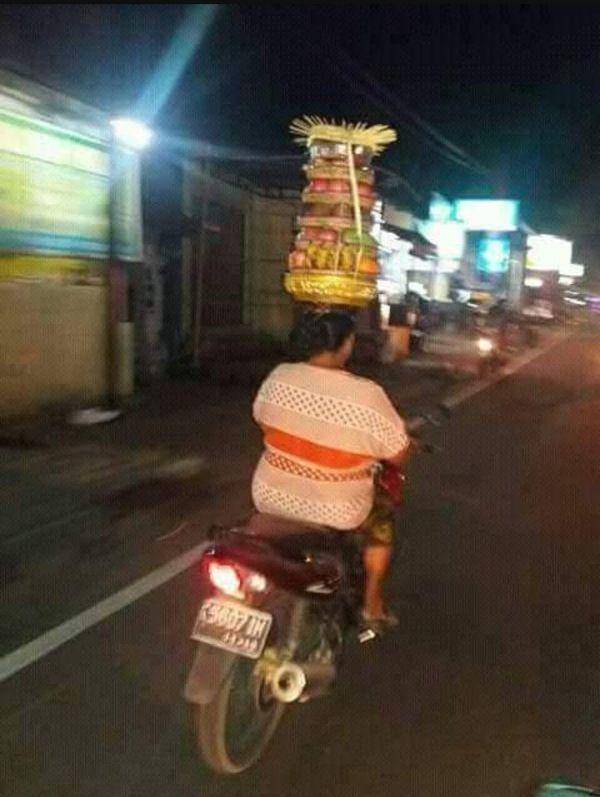 kelakuan pengendara motor Indonesia yang kocak abis (twitter.com/ElisabethPrisk5)