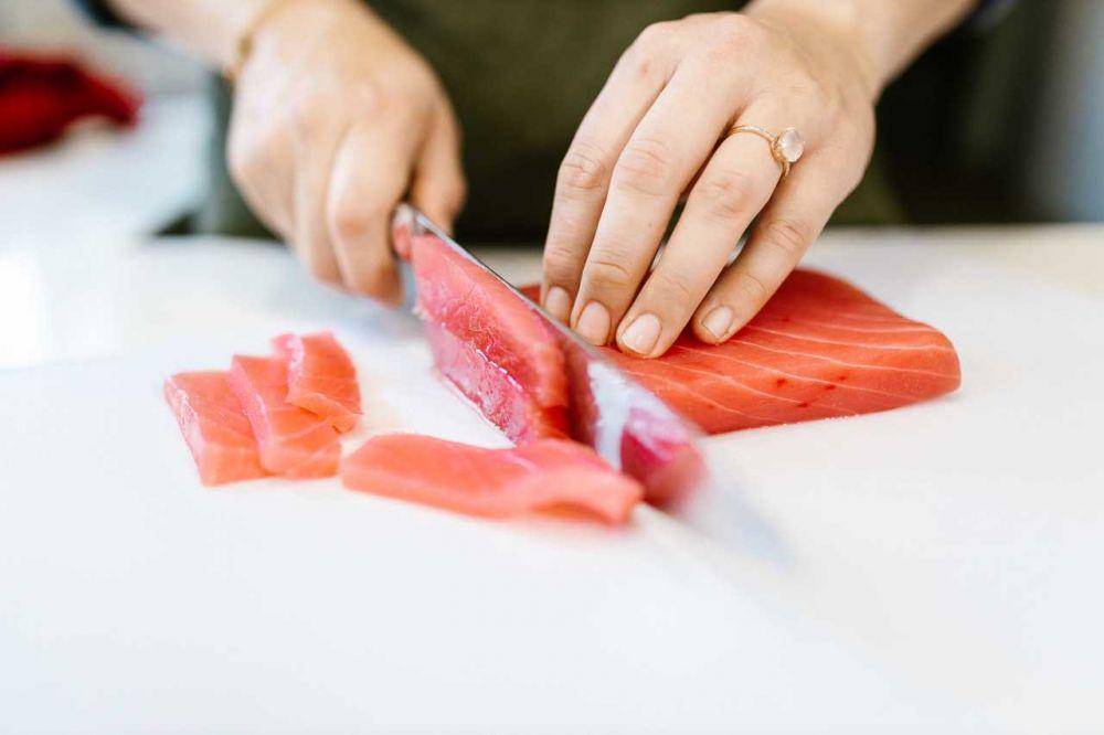 ilustrasi memotong salmon (pexels.com/RODNAE Production)