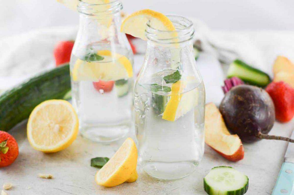 ilustrasi Infused water (itsnotcomplicatedrecipes.com