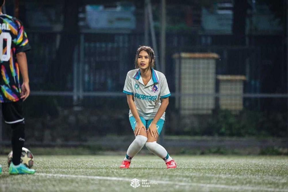 Punya Tendangan Kungfu, 10 Potret Bugar Soraya Rasyid Main Sepak Bola