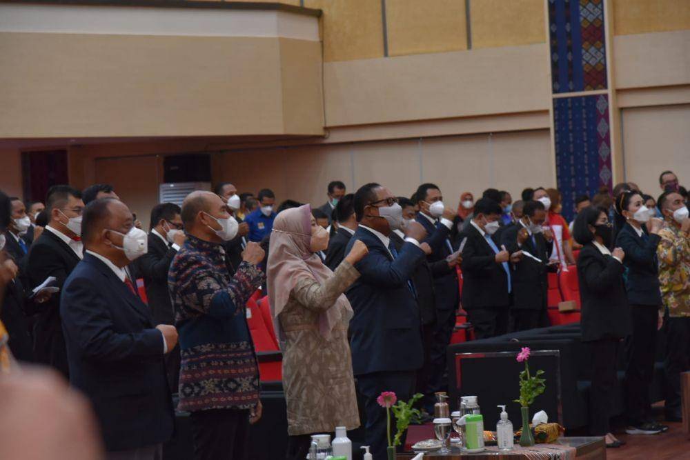 Wagub NTB Hj Sitti Rohmi Djalilah bersama Gubernur NTT Viktor Bungtilu Laiskodat saat menghadiri penandatanganan MoU bidding tuan rumah PON 2028 (Dok.Diskominfotik NTB)