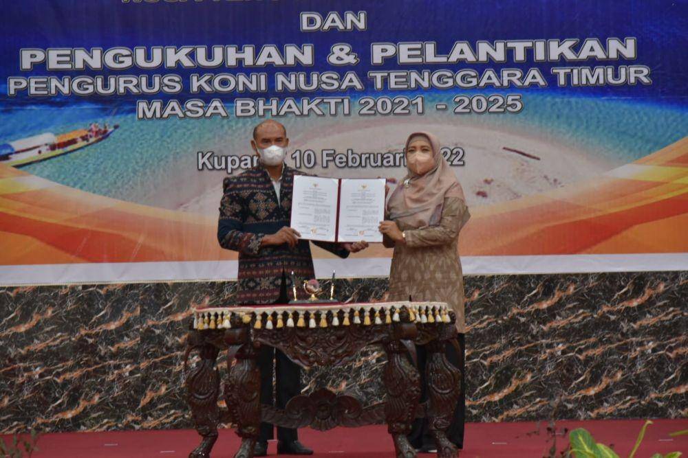 Wagub NTB Hj. Sitti Rohmi Djalilah dan Gubernur NTT Viktor Bungtilu Laiskodat menandatangani MoU bidding tuan rumah PON 2028 (Dok. Diskominfotik NTB)