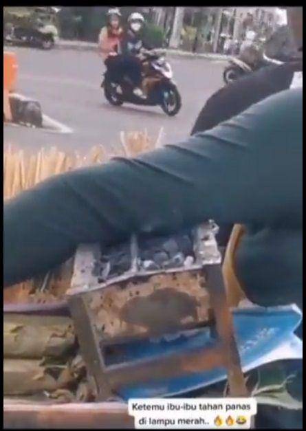 kelakuan pengendara motor Indonesia yang kocak abis (twitter.com/ElisabethPrisk5)