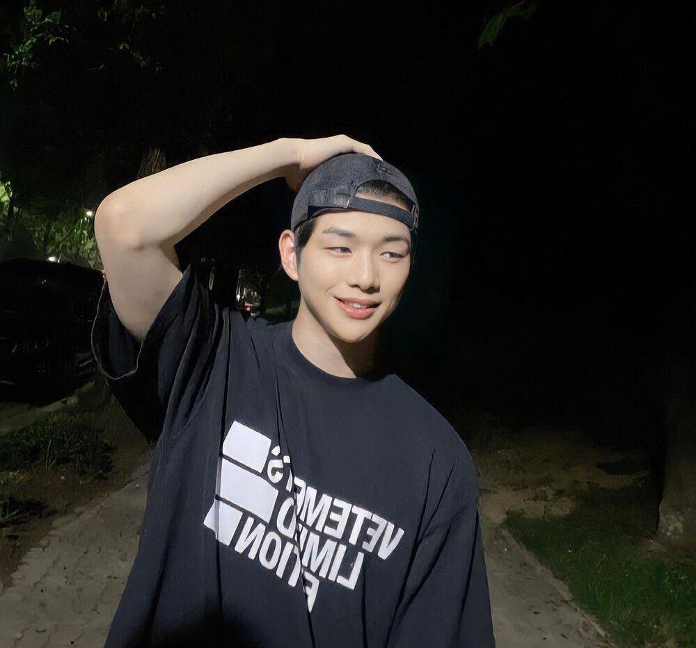 Kang Daniel (instagram.com/daniel.k.here)