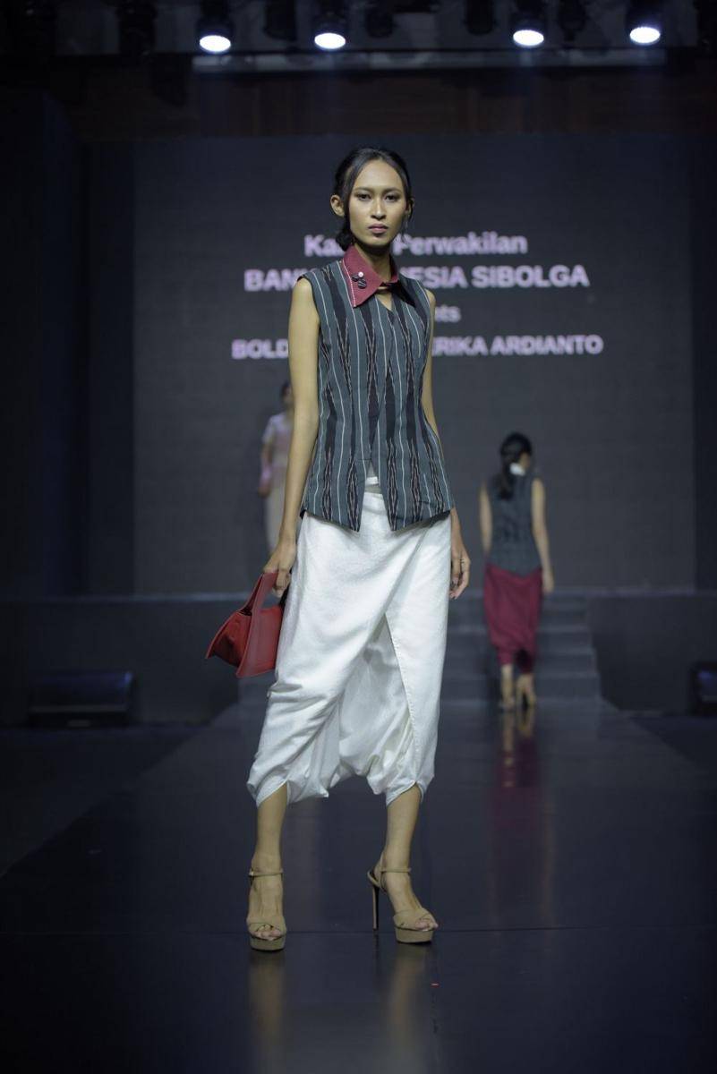 Inspirasi gaya modern dari paduan kain tradisional dalam acara Jakarta Fashion Trend 2022. 9 Februari 2022. (dok. Jakarta Fashion Trend 2022)