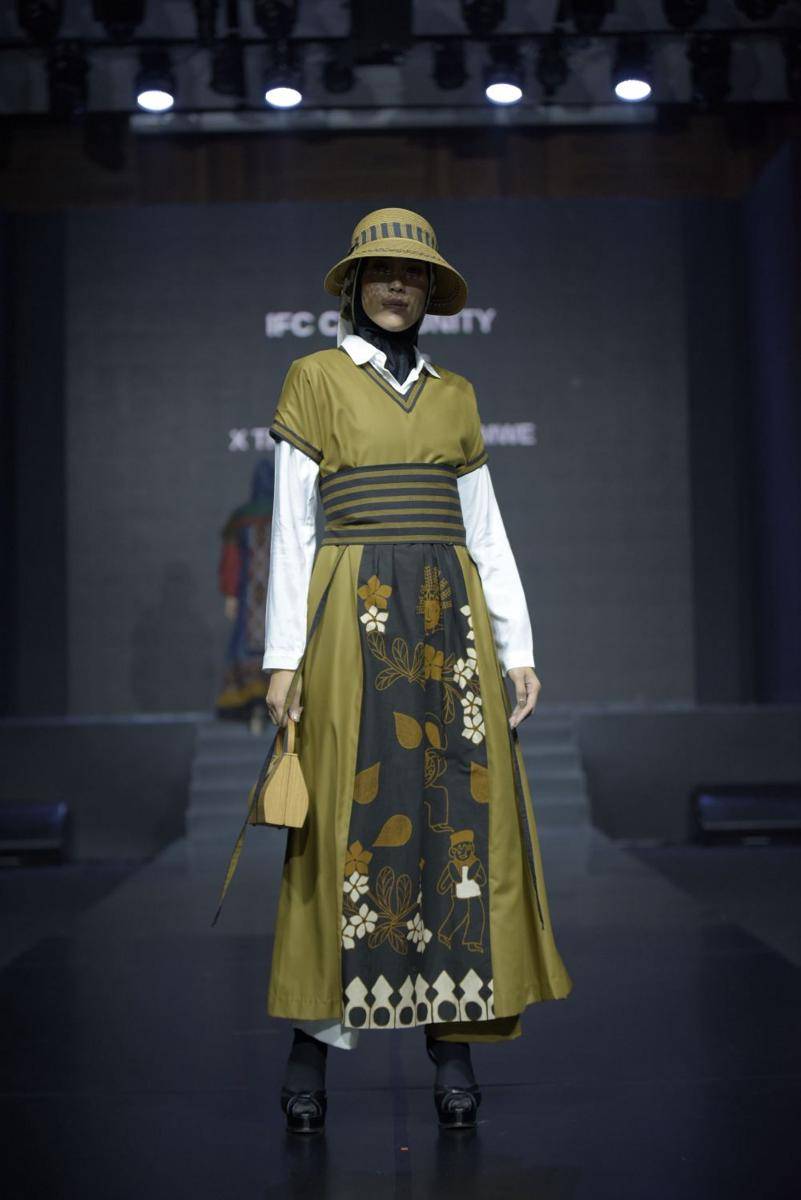 Inspirasi gaya modern dari paduan kain tradisional dalam acara Jakarta Fashion Trend 2022. 9 Februari 2022. (dok. Jakarta Fashion Trend 2022)