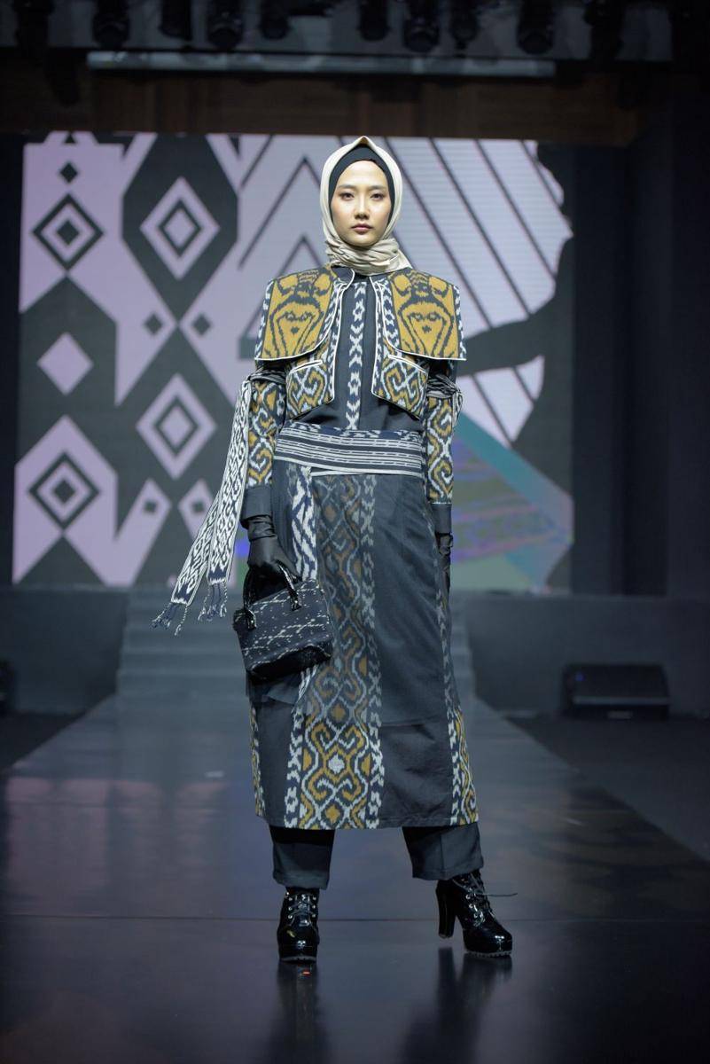 Inspirasi gaya modern dari paduan kain tradisional dalam acara Jakarta Fashion Trend 2022. 9 Februari 2022. (dok. Jakarta Fashion Trend 2022)