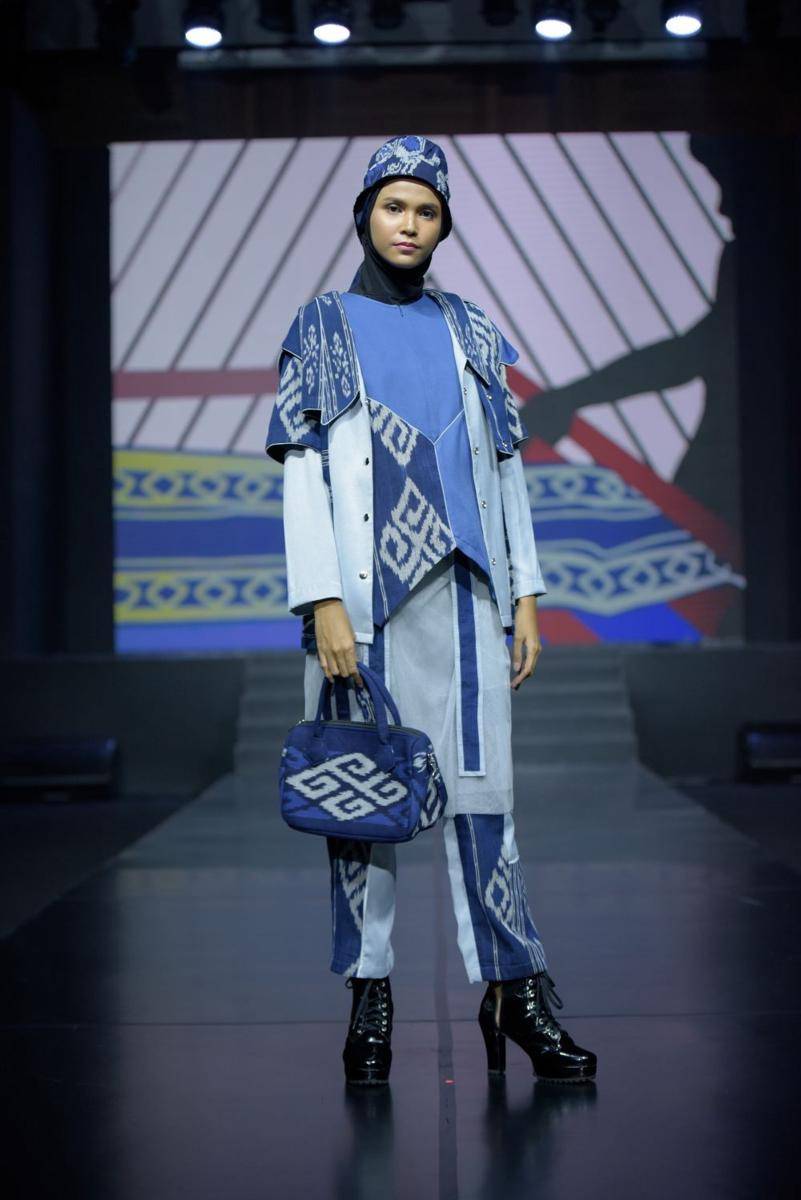 Inspirasi gaya modern dari paduan kain tradisional dalam acara Jakarta Fashion Trend 2022. 9 Februari 2022. (dok. Jakarta Fashion Trend 2022)