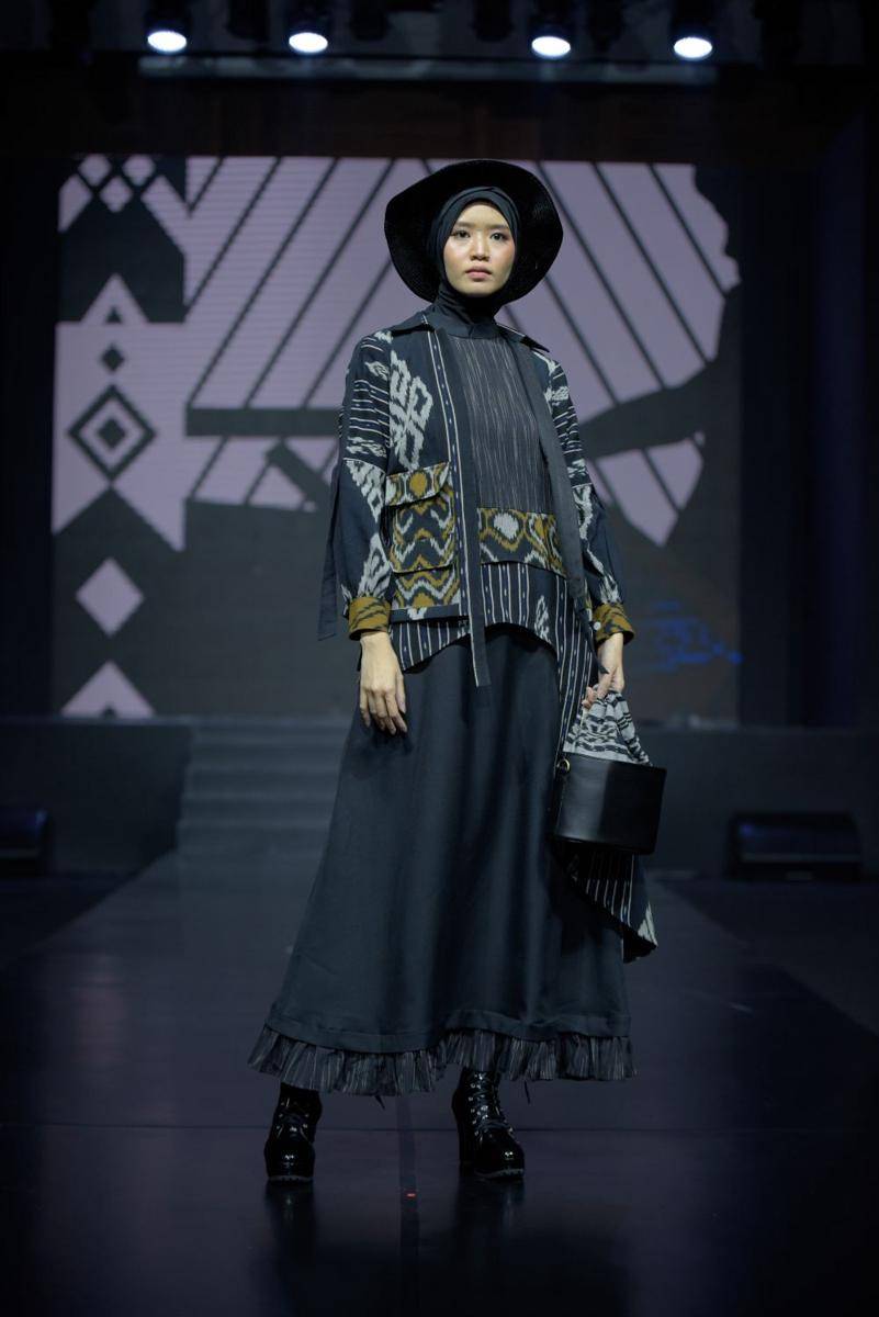 Inspirasi gaya modern dari paduan kain tradisional dalam acara Jakarta Fashion Trend 2022. 9 Februari 2022. (dok. Jakarta Fashion Trend 2022)