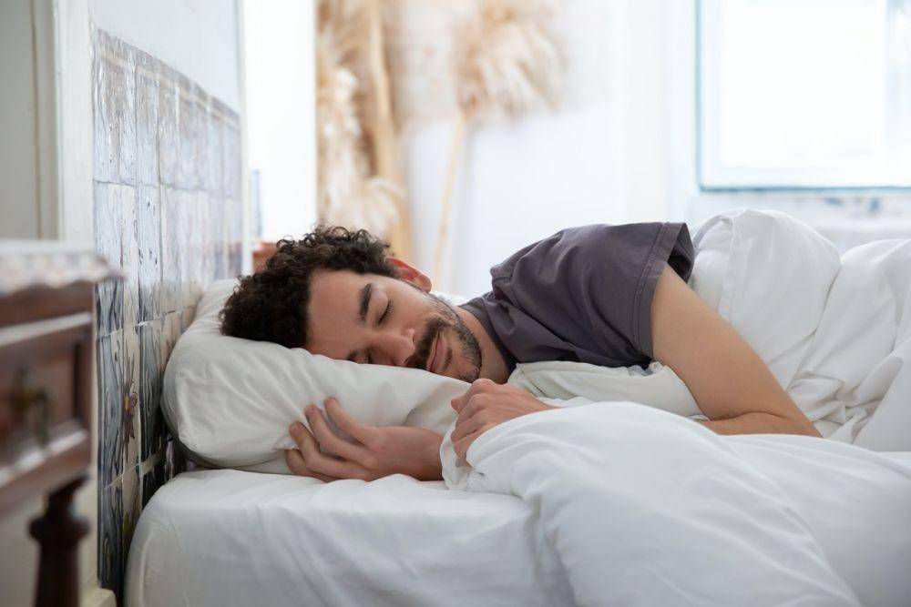 ilustrasi pria tidur tanpa celana dalam (pexels.com/Kampus Production)