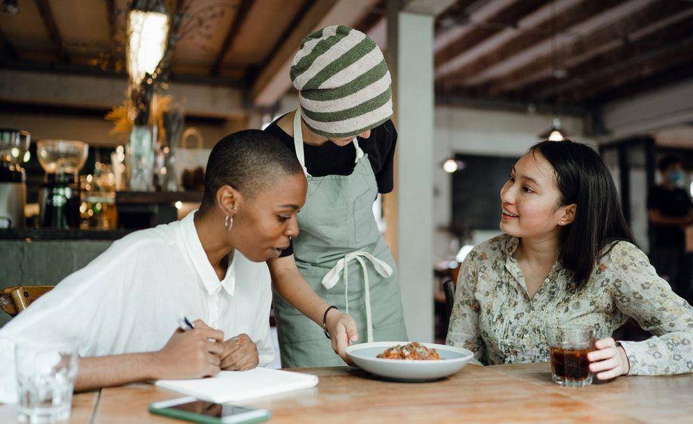 ilustrasi makan di restoran (pexels.com/ketut subiyanto)