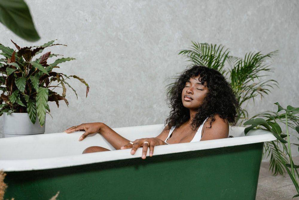 ilustrasi berendam di bath up (pexels.com/mart production)
