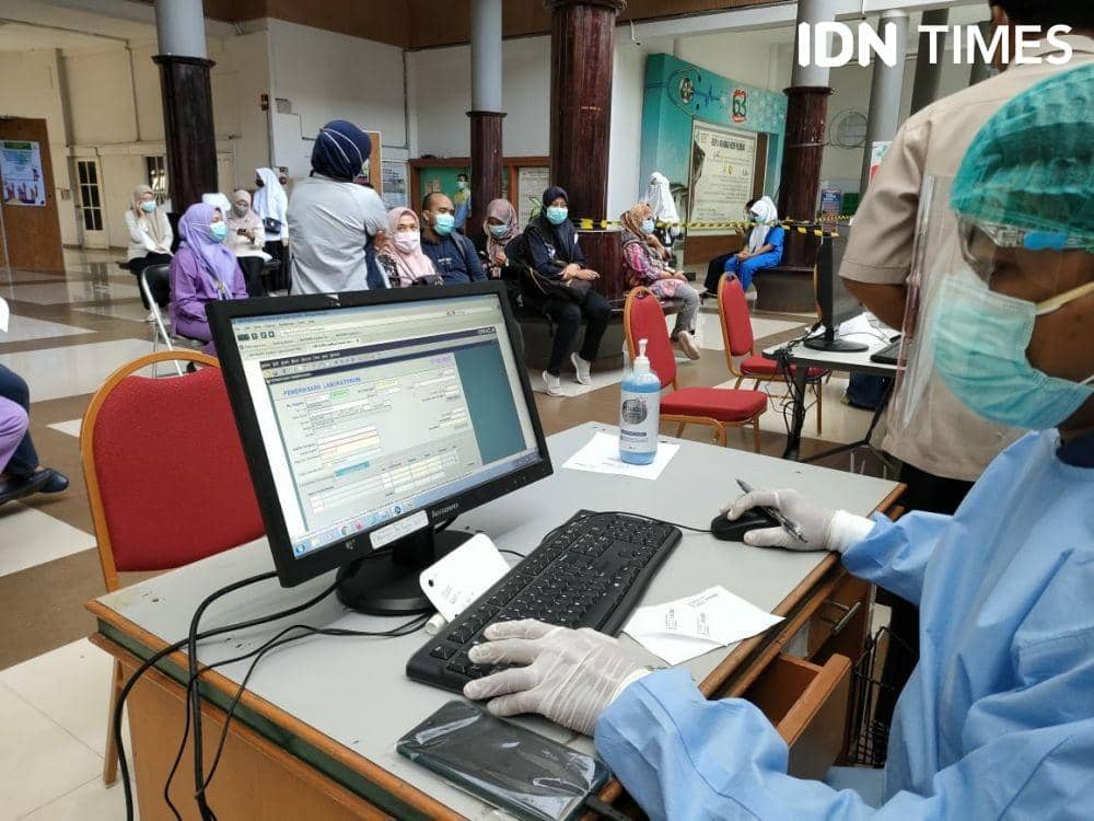 Tes swab nakes RSMH Palembang (IDN Times/Dok. RSMH Palembang)