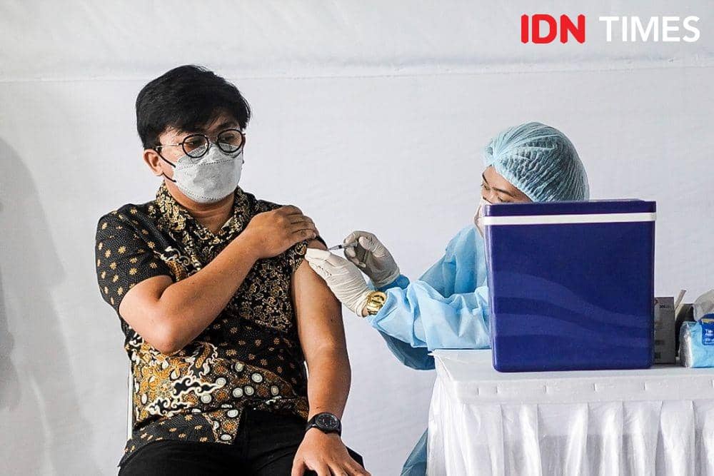 Vaksin booster mulai disuntikkan kepada warga (IDN Times/Herka Yanis)