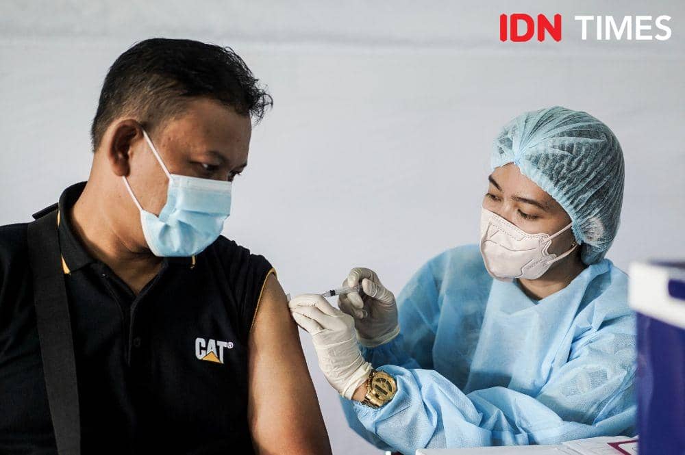 Vaksin booster mulai disuntikkan kepada warga (IDN Times/Herka Yanis)