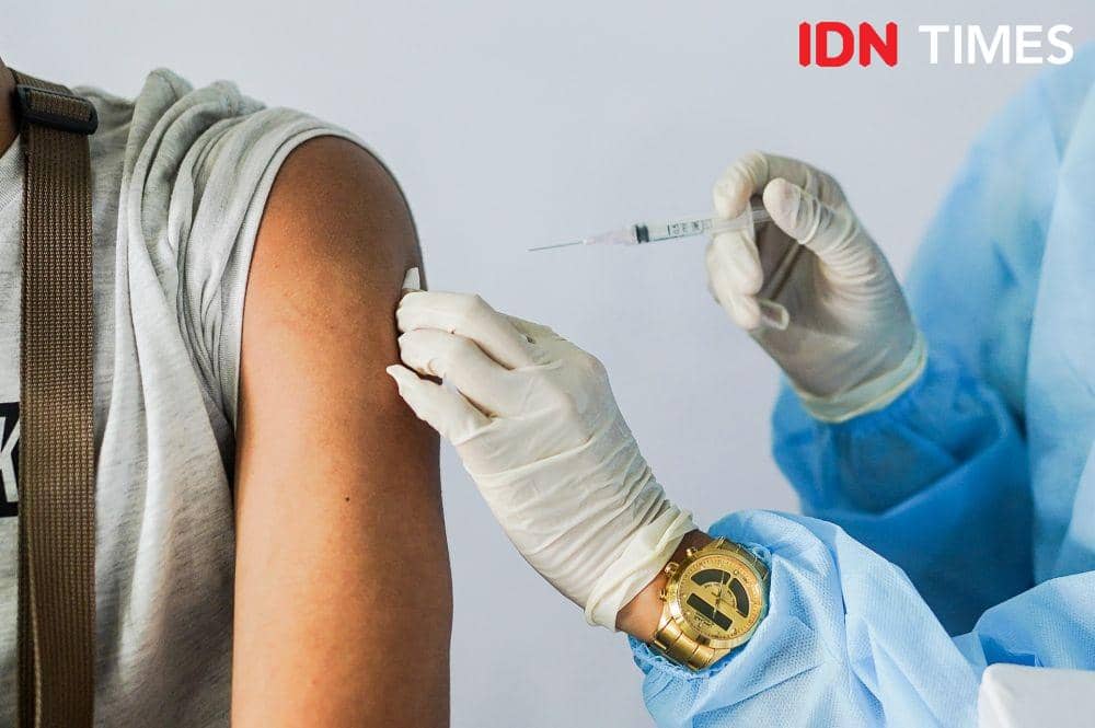Vaksin booster mulai disuntikkan kepada warga (IDN Times/Herka Yanis)