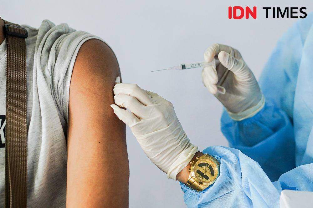 Vaksin booster mulai disuntikkan kepada warga (IDN Times/Herka Yanis)