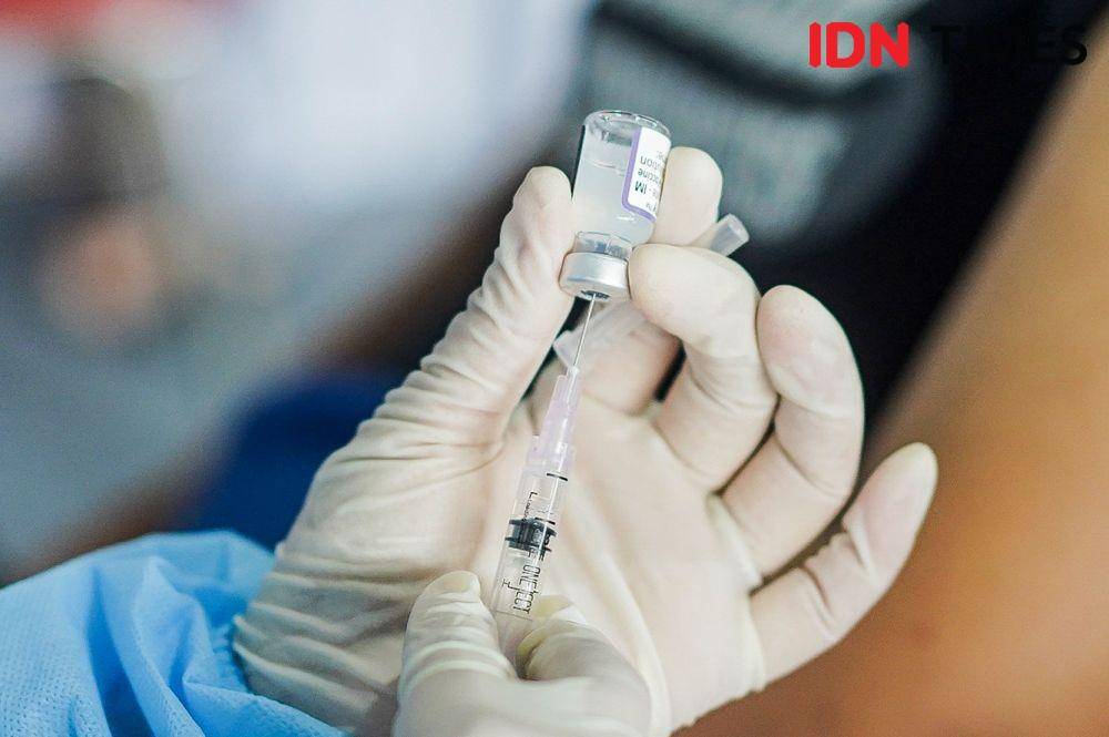 Vaksin booster mulai disuntikkan kepada warga (IDN Times/Herka Yanis)