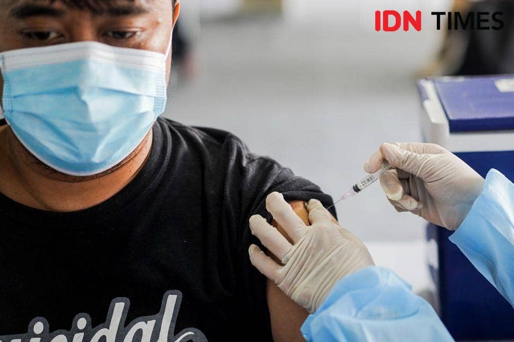 Vaksin booster mulai disuntikkan kepada warga (IDN Times/Herka Yanis)