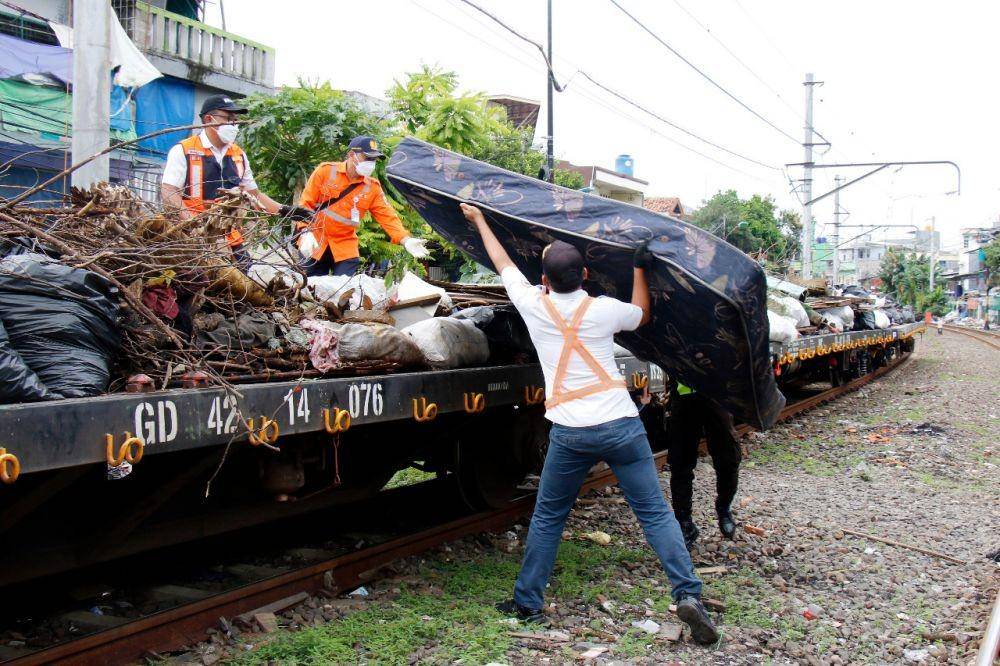 PT KAI Daop 1 Jakarta menertibkan 137 bangunan liar di lintas Stasiun Angke-Kampung Bandan, Jumat (11/2/2022). (dok. PT KAI)