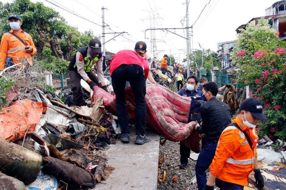 PT KAI Daop 1 Jakarta menertibkan 137 bangunan liar di lintas Stasiun Angke-Kampung Bandan, Jumat (11/2/2022). (dok. PT KAI)