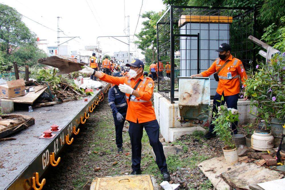 PT KAI Daop 1 Jakarta menertibkan 137 bangunan liar di lintas Stasiun Angke-Kampung Bandan, Jumat (11/2/2022). (dok. PT KAI)