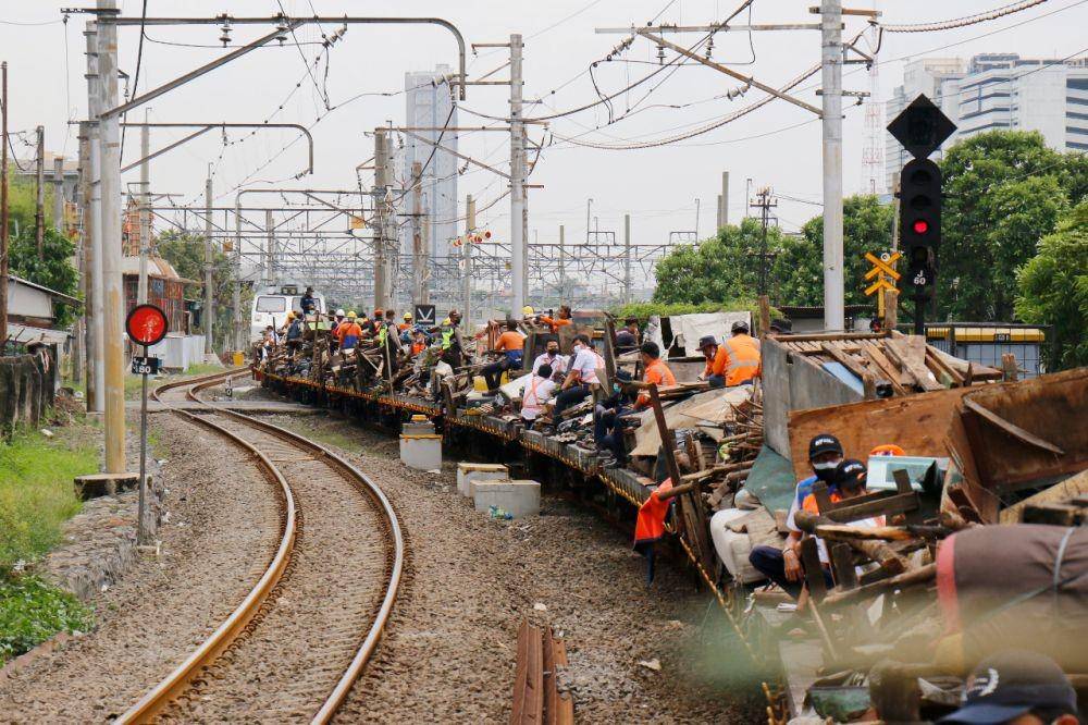 PT KAI Daop 1 Jakarta menertibkan 137 bangunan liar di lintas Stasiun Angke-Kampung Bandan, Jumat (11/2/2022). (dok. PT KAI)
