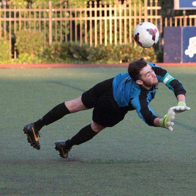 Matt Turner sedang menghalau bola. (instagram.com/headdturnerr)
