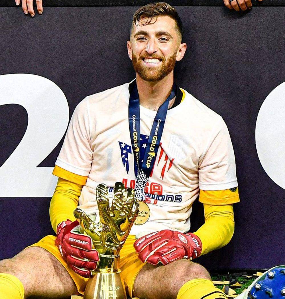 Matt Turner berpose dengan trofi kiper terbaik turnamen CONCACAF Gold Cup 2021. (instagram.com/headdturnerr)