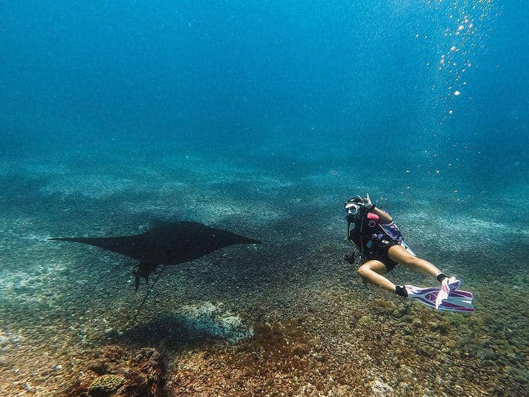 potret Awkarin sedang menyelam (instagram.com/awkarin)