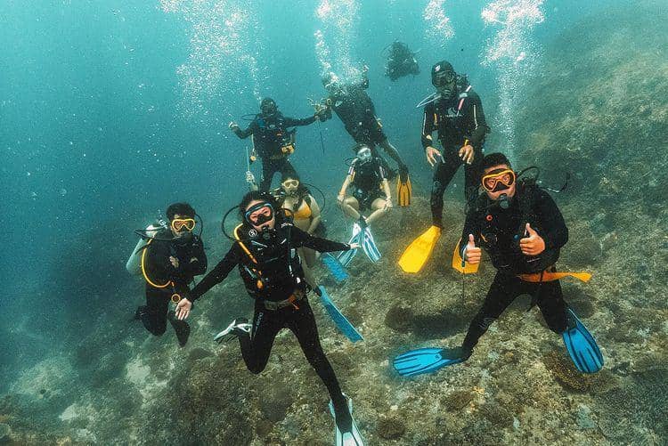 potret diving Awkarin bersama teman-temannya (instagram.com/awkarin)