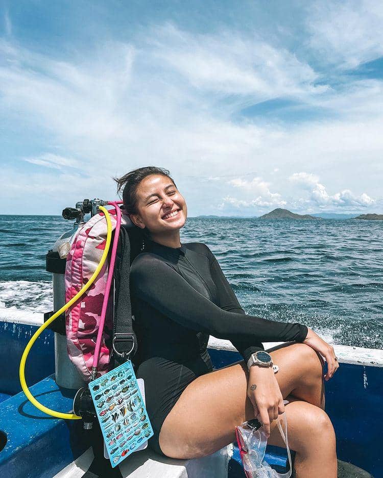 potret persiapan menyelam Awkarin (instagram.com/awkarin)