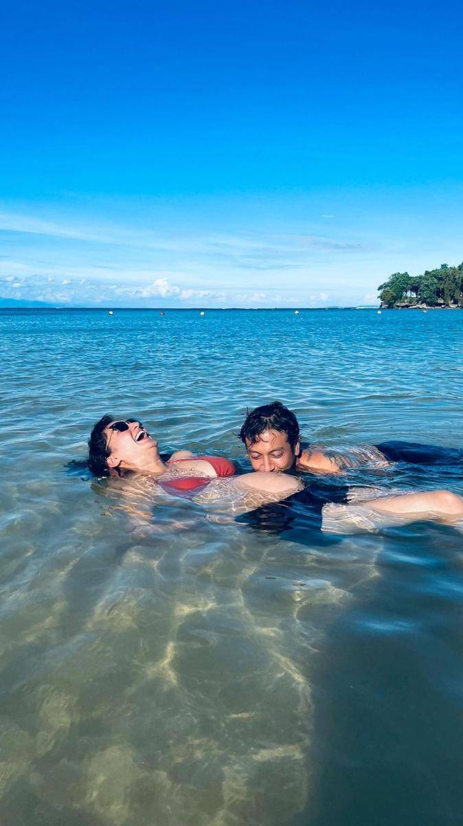 Pemotretan kehamilan Nadine Chandrawinata di pantai (Instagram.com/dimasanggara)