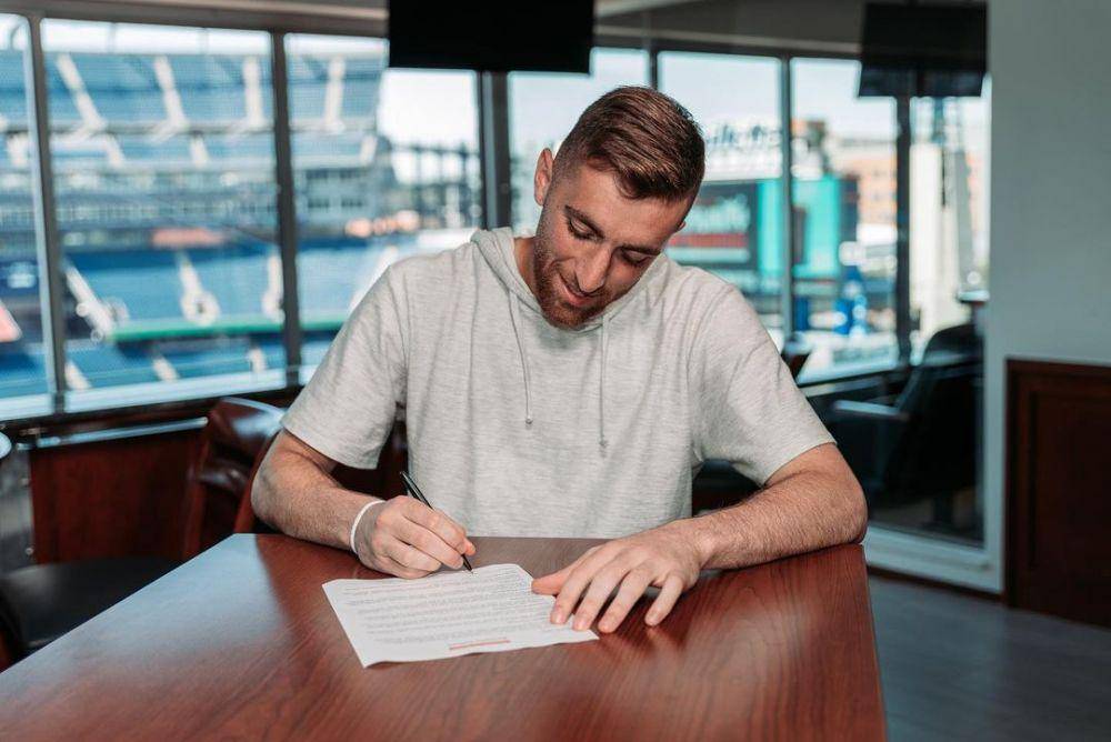 Matt Turner saat perpanjang kontrak dengan New England revolution. (instagram.com/headdturnerr)
