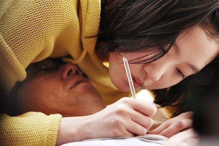 Adegan Kim Go Eun dan Park Hae Il di film A Muse