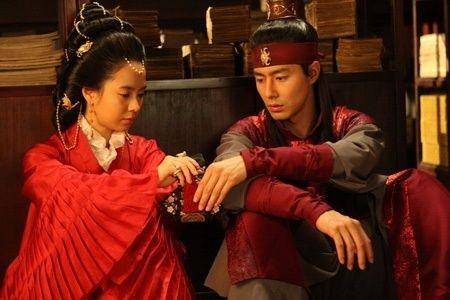 Adegan Song Ji Hyo dan Jo In Sung di film A Frozen Flower