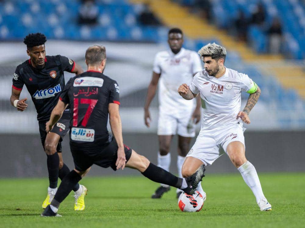 Ever Banega tampil membela Al-Shabab. (twitter.com/AlShababSaudiFC)