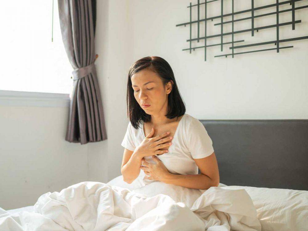 ilustrasi duduk di tempat tidur (freepik.com/jcomp)